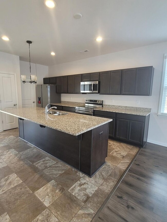 Building Photo - 3 Bed/ 2 full + 2 1/2 baths NEW Boiling Sp...