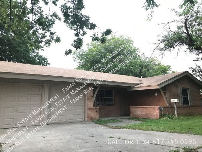 Photo - 2107 E Park Row Dr House