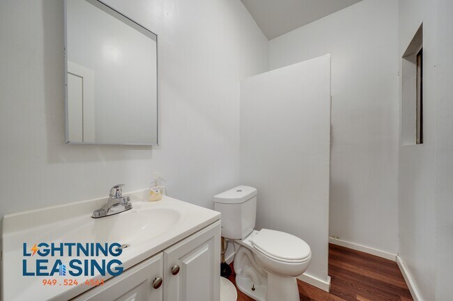 Building Photo - 1420 1/2 Flower St-32D