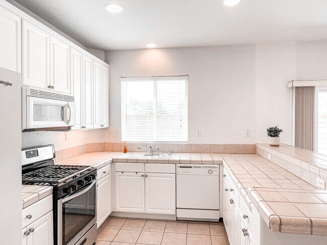 Foto del edificio - 27366 Dearborn Dr