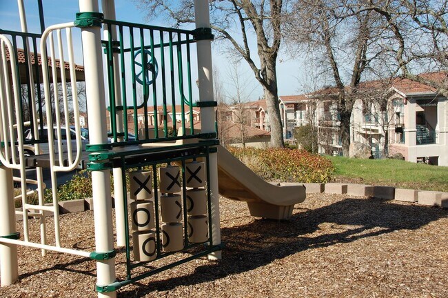 Building Photo - Nice Condo w/Garage in Roseville