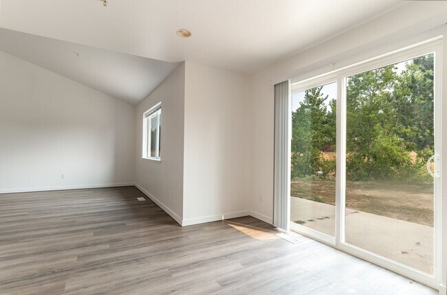 Foto del edificio - Charming 3-Bed, 2-Bath Home with Spacious ...