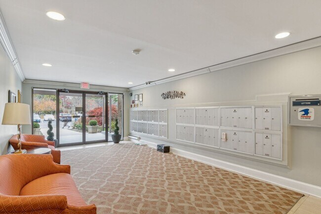 Building Photo - SPACIOUS Bright UNIT.