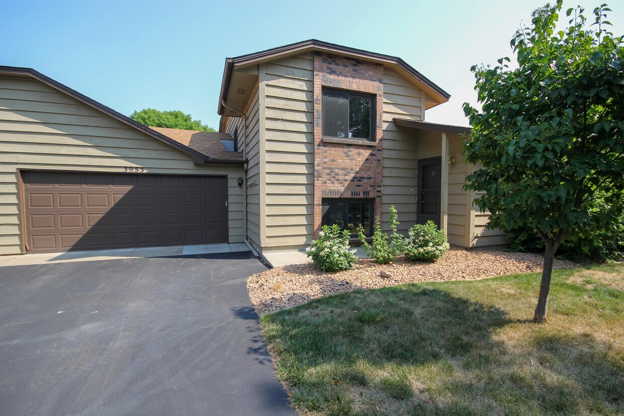 Primary Photo - 3953 Orchid Ln N