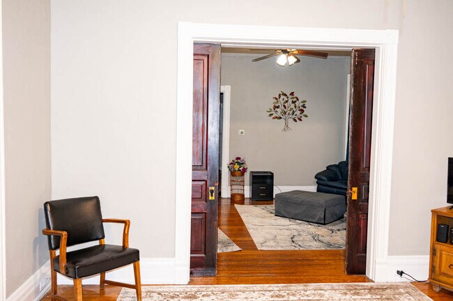 Foto del edificio - 1331 S Floyd St