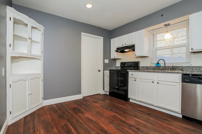 Foto del edificio - 4931 Fairfield Cir
