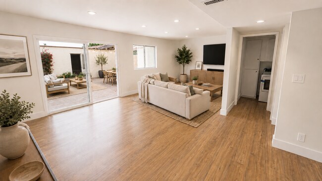 Foto del edificio - Fully Renovated 3 Bed Townhome with Large Enclosed Patio + 2-Car Garage