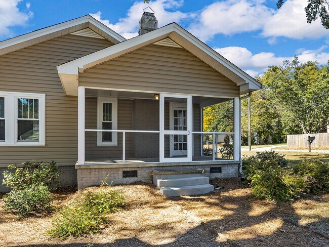 Foto del edificio - Downtown Greer Charmer: Spacious 3-Bed, 2 BA Home with Screened Porch, Carport & Hardwoods, NO AP...