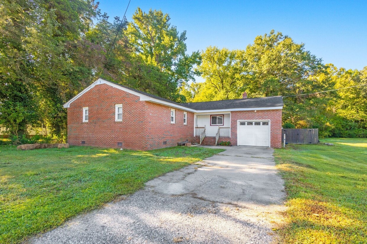 Primary Photo - 4 Bed 2 Bath Home for Rent !
