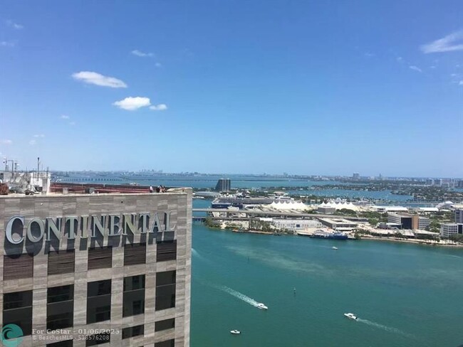 Foto del edificio - 335 S Biscayne Blvd