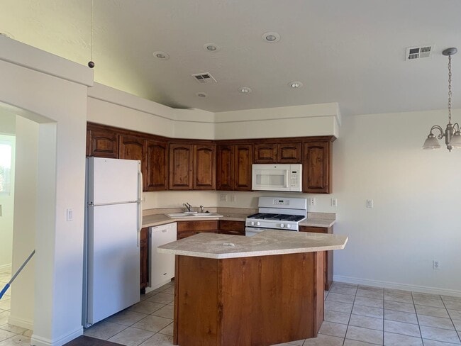 Building Photo - 3 Bedroom 2 bath home located near Red Cli...