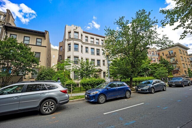 Building Photo - $1000 Concession! Professionally Managed//...