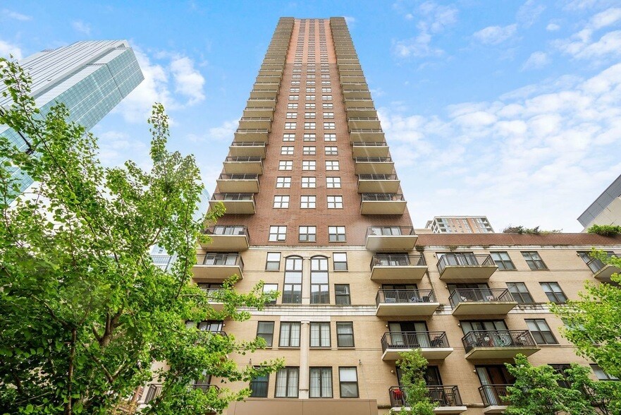 Foto principal - 41 E 8th St