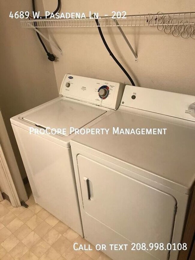 Building Photo - Spacious Upper Unit! 2 Bedrooms, 2 Baths i...