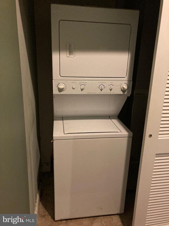 Building Photo - 208 Greenwich St