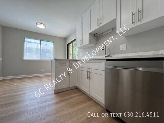 Building Photo - 403 Pinetree Ln