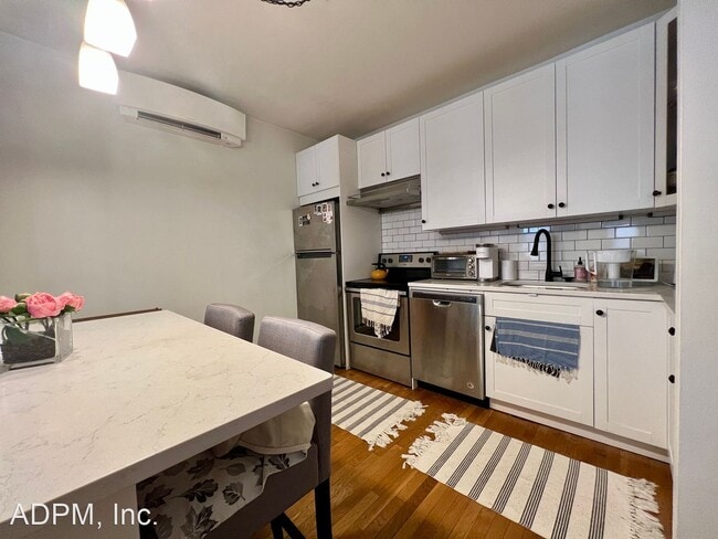 Building Photo - 2 br, 1.5 bath House - 402 Bunker Hill Str...