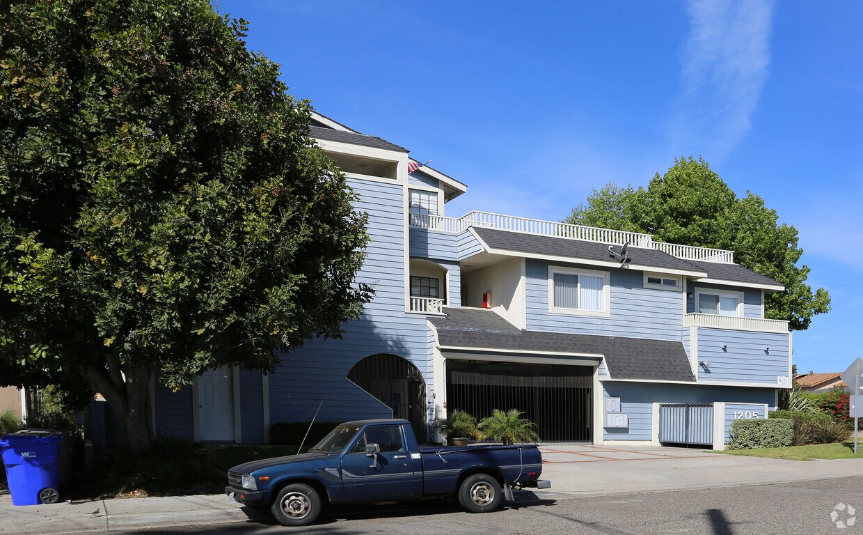 Building Photo - 1205 S Nevada St