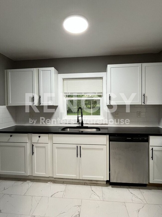Foto del edificio - Cozy Rehabbed 4 Bed, 2 Bath with New Appliances in KCMO!