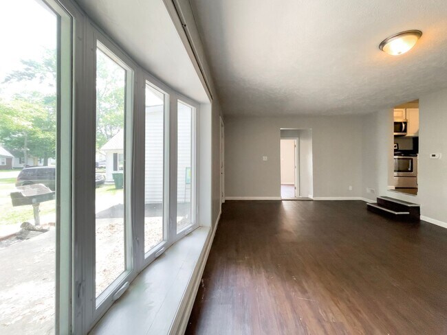 Foto del edificio - PRELEASING for AUGUST! Close to Campus: In-Unit Washer and Dryer