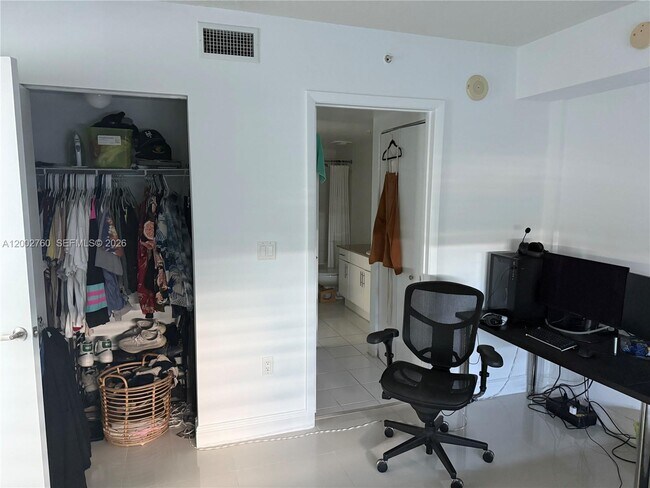 Foto del edificio - 1861 NW S River Dr