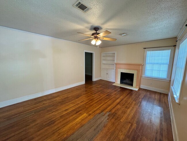 Building Photo - Charming Bungalow