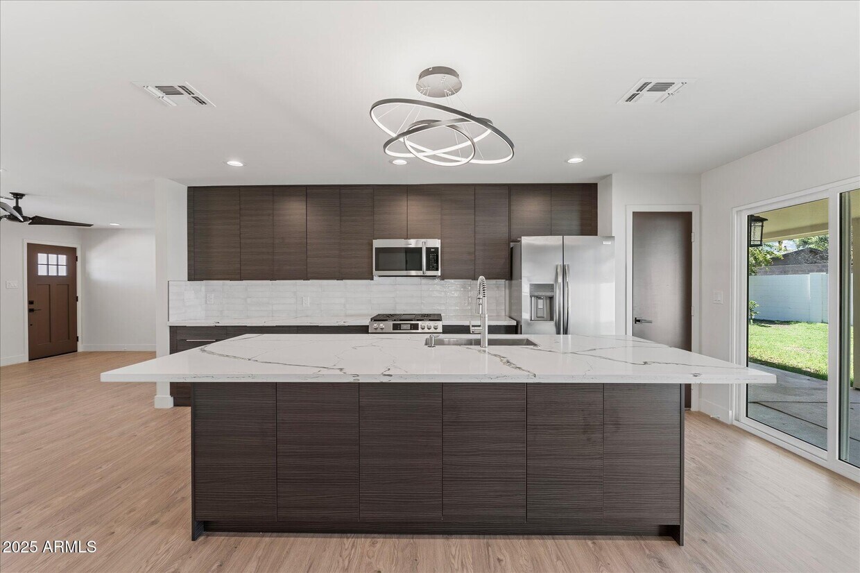 Foto principal - 8112 E Virginia Ave