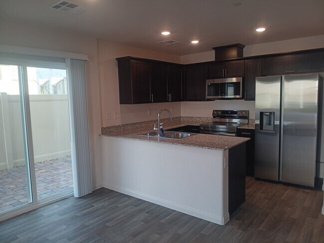 Foto del edificio - NW NEW 2025 TOWNHOME 2/2/1 CAR