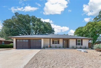 Building Photo - 503 Lakeway Dr