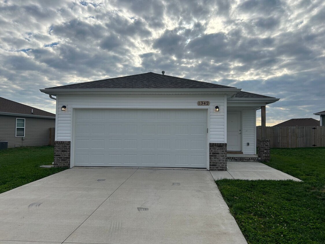 Foto principal - 3 bedroom home with fenced in back yard!