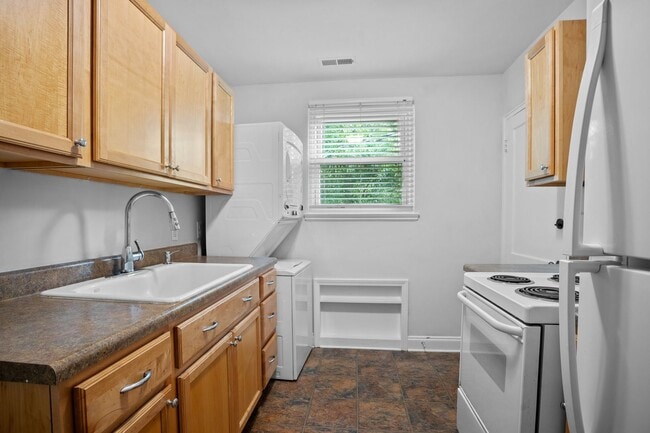 Foto del edificio - Renovated 2BR/1BA Condo close to shopping and the hospital