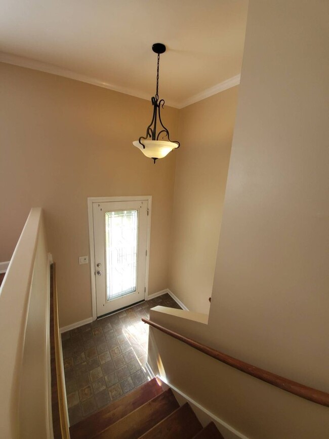 Building Photo - Gorgeous Split Foyer Close to Post!