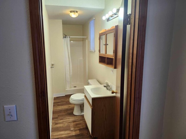 Bathroom w/ Shower - 603 S State St