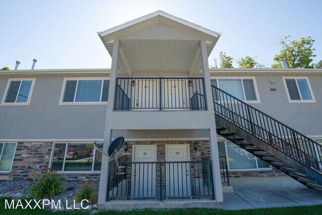 Building Photo - 656 W Meadow Dr