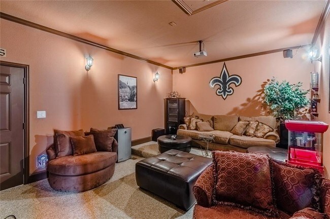 Building Photo - 3905 Miramar Dr