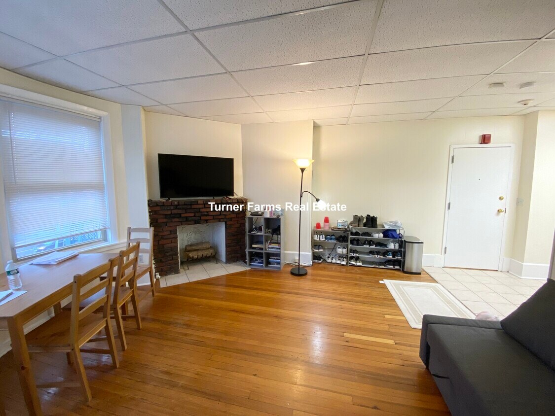 Foto principal - 879 Beacon St