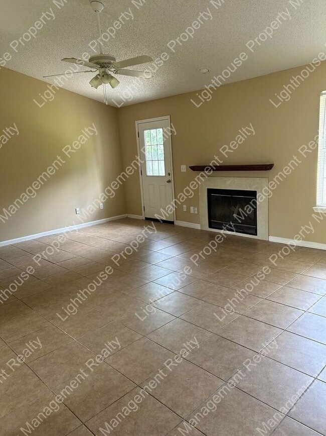 Building Photo - Beautiful Home Just Minutes to NAS JAX & 2...