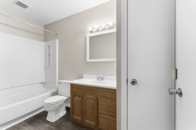 Foto del edificio - 5943 Walnut Cir Dr