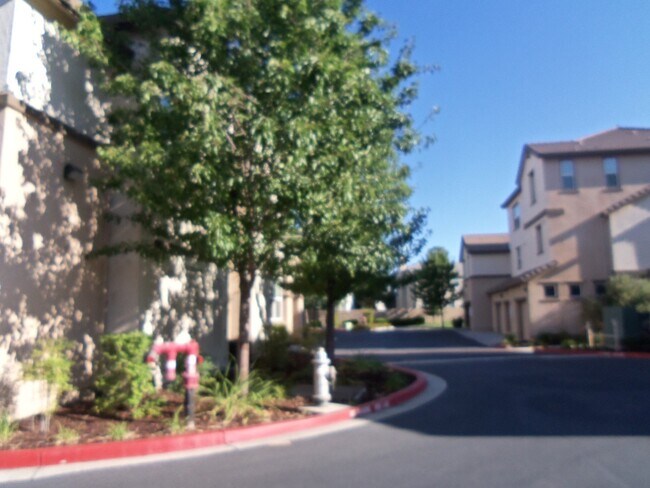 Foto del edificio - Gorgeous North Natomas Condo!!  PLEASE REA...