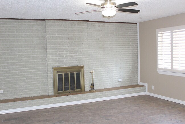 Foto del edificio - 3330 Wedgewood Dr