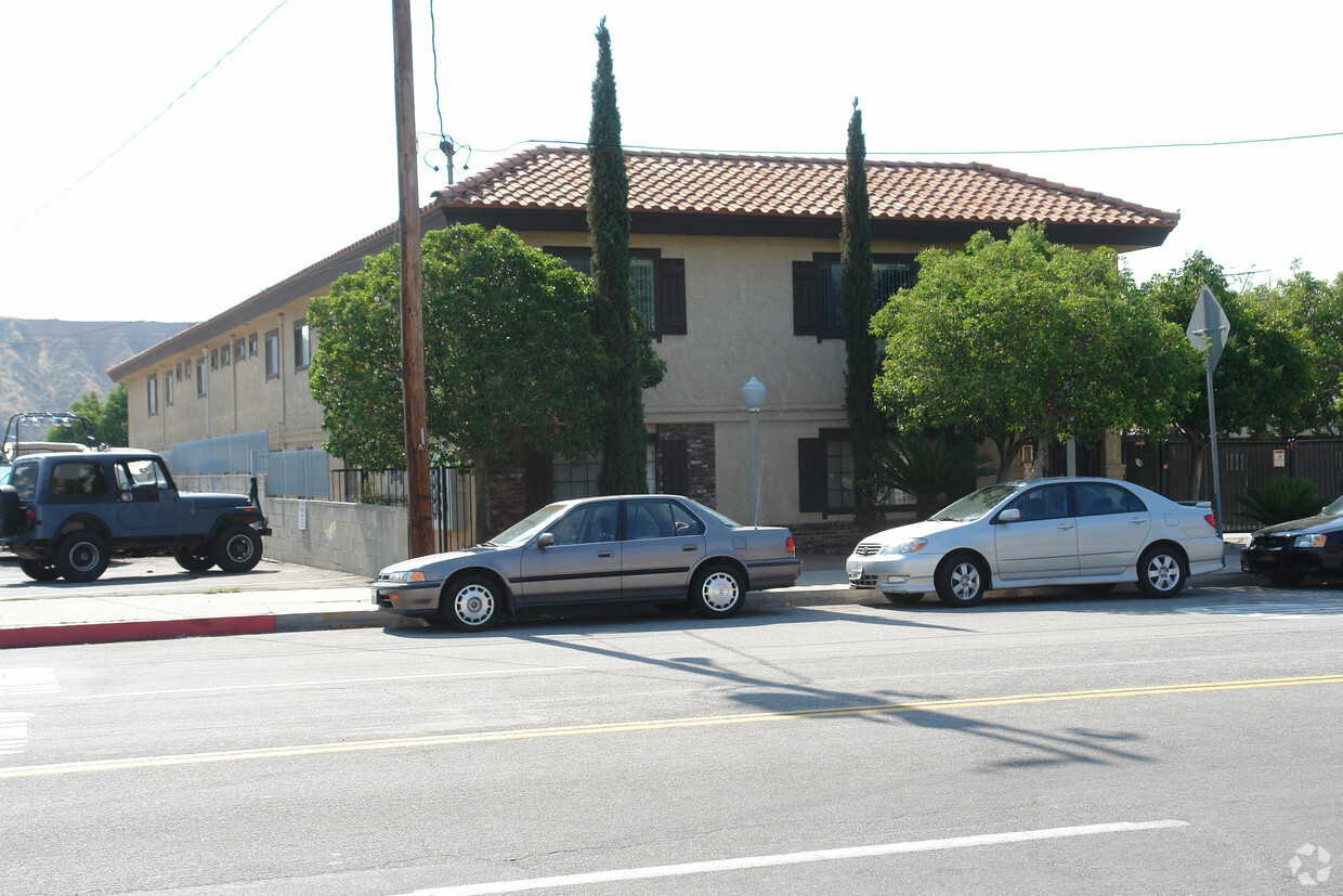 Primary Photo - Villa Castaic