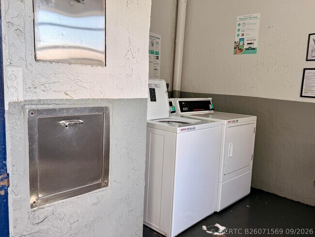 Foto del edificio - 8310 Sands Point Blvd
