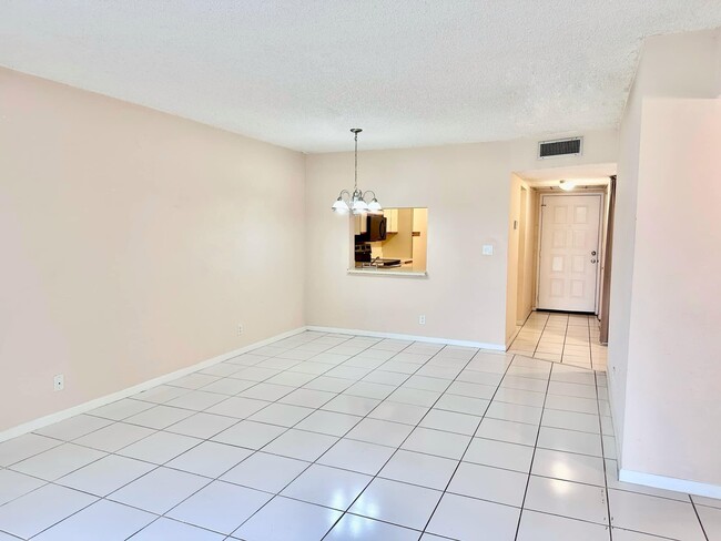 Foto del edificio - 3000 NW 42nd Ave