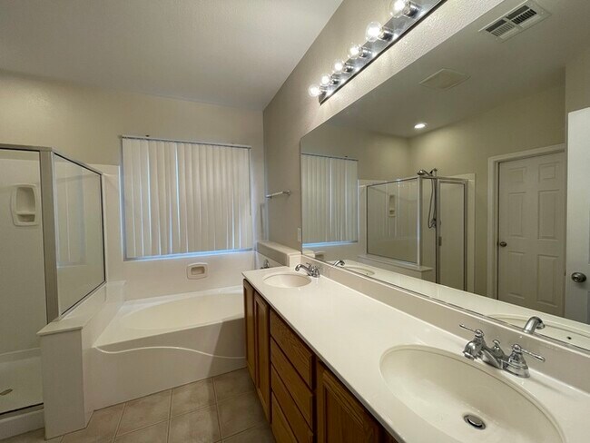 Foto del edificio - Carry Over Showing: This property has been...