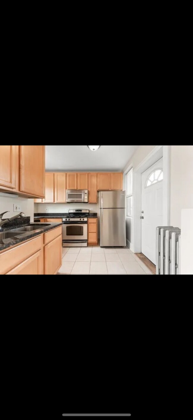 Building Photo - 3606 W Dickens Ave