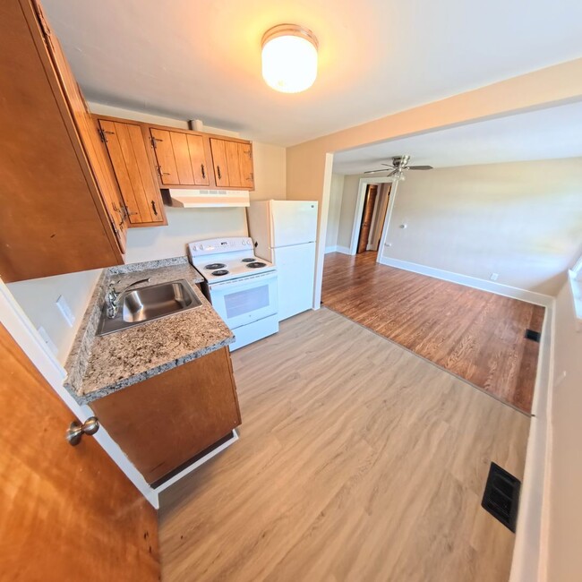 Foto del edificio - 595 Rock Beach Rd | Apt 1 | 2 BD/1 BA | Ir...