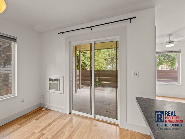 Foto del edificio - Charming 2-Bedroom, 1-Bath Garden-level Condo