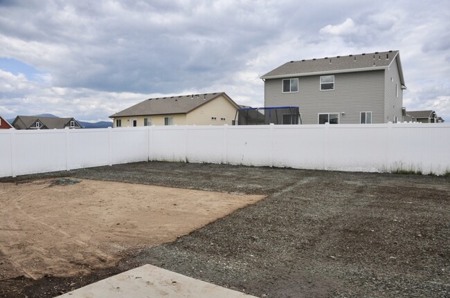 Building Photo - 3 bed 2 bath Crown Pointe Neighborhood wit...