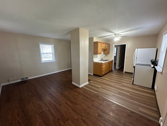 Foto del edificio - $1100 - 2 Bedroom Home