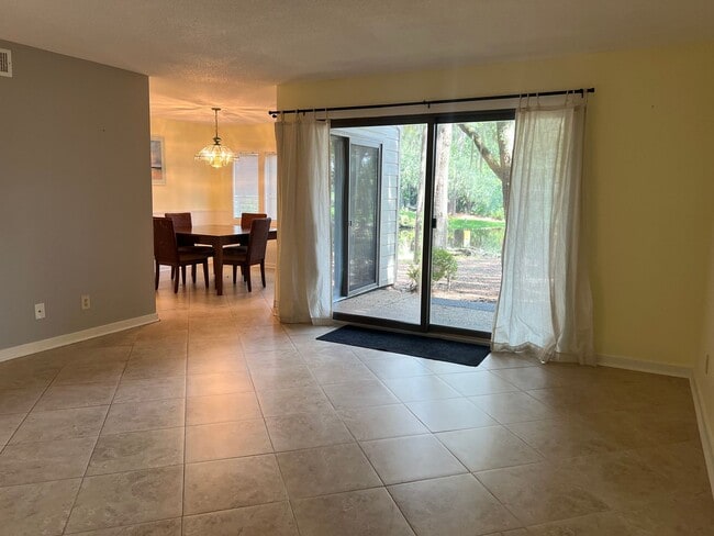 Foto del edificio - Unfurnished First Floor 3BR Condo in Sea Pines, Near Harbour Town!